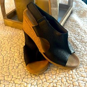 Clark’s Woman’s Leather Wedge Sandles w/ Velcro back-Gently Worn- Black-Size 6.5
